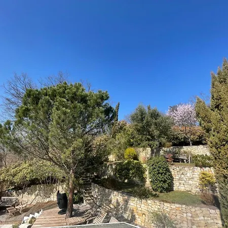 לינה וארוחת בוקר La Haute Corniche 3*