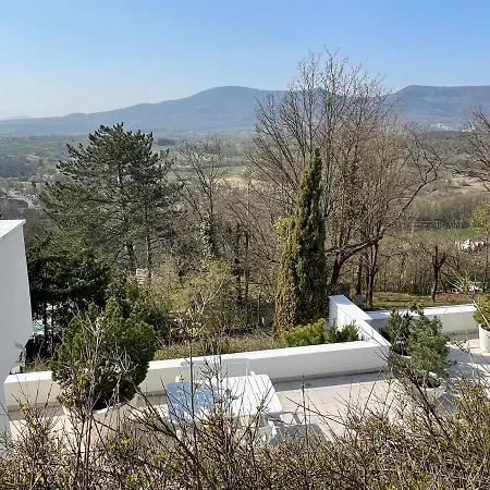 לינה וארוחת בוקר La Haute Corniche 3*